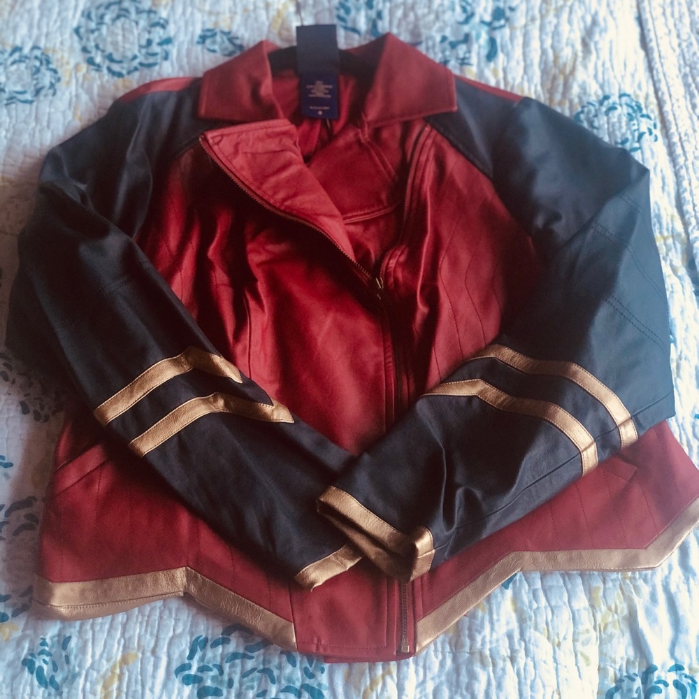 Stunning faux leather Wonder Woman jacket. - Picture 3 of 6